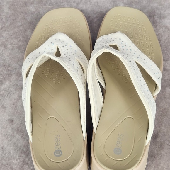 Bzees White Embellished Rhinestone Wedge Sandals Shoes Womens 10 Flip Flop Thong - Picture 6 of 8